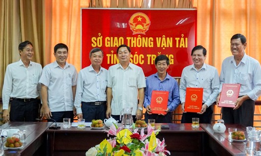 Phó Chủ tịch UBND tỉnh Sóc Trăng Lâm Hoàng Nghiệp (giữa) trao quyết định tại Sở Giao thông vận tải tỉnh. Ảnh: Phương Anh