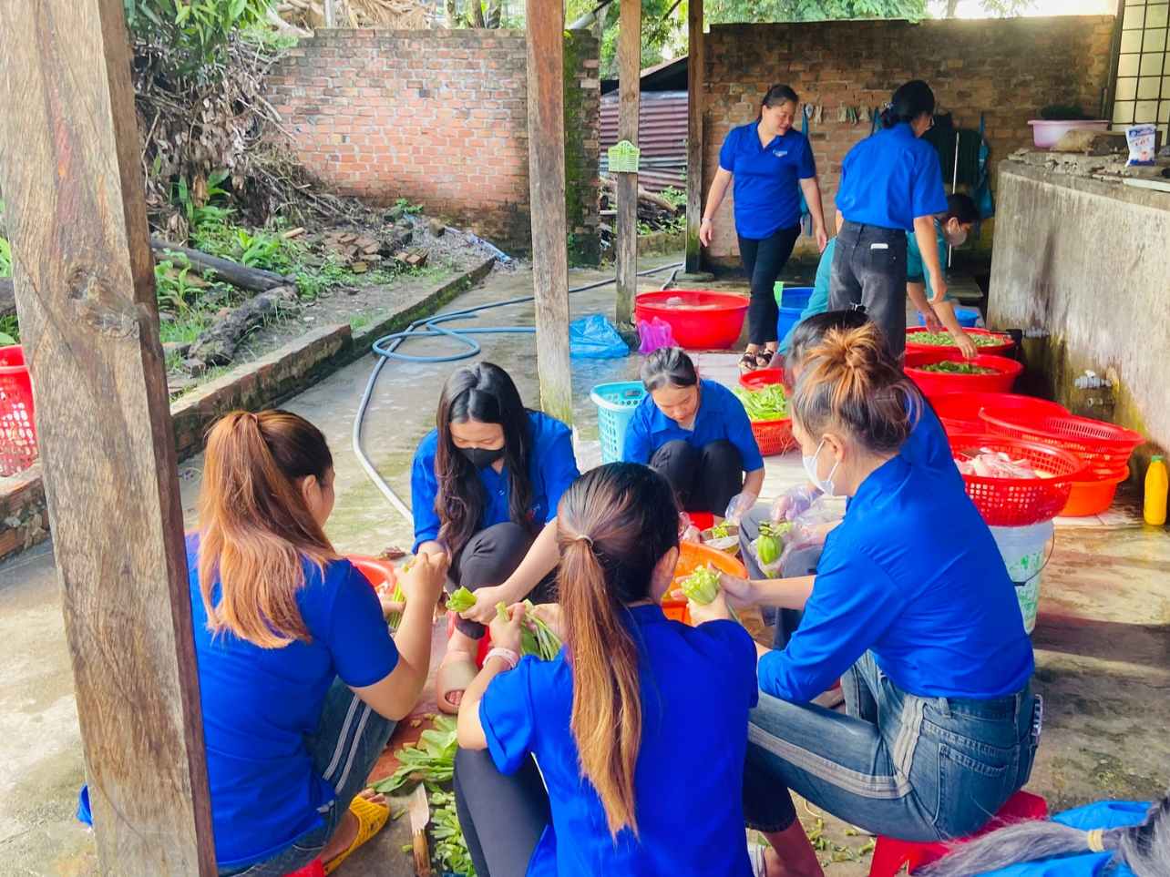 Tình nguyện viên tại huyện Đăk Glei đang chuẩn bị bữa ăn miễn phí cho các thí sinh. Ảnh: Huyền Nga 