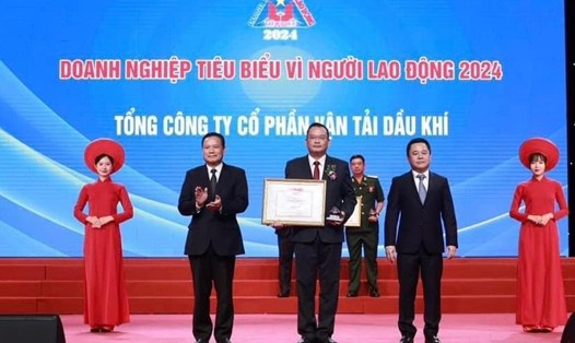 Đại diện Tổng Công ty Cổ phần Vận tải Dầu khí nhận giải thưởng Doanh nghiệp tiêu biểu vì người lao động năm 2024. Ảnh: Hải Nguyễn