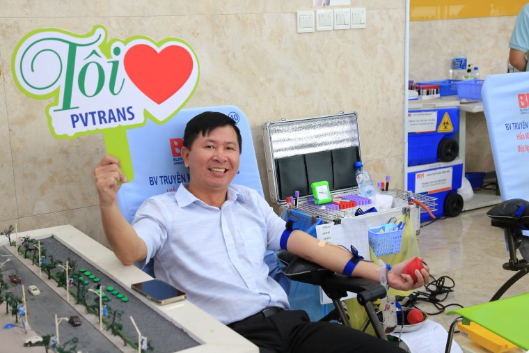 NLĐ của PVTrans hiến máu tình nguyện. Ảnh: Đức Long
