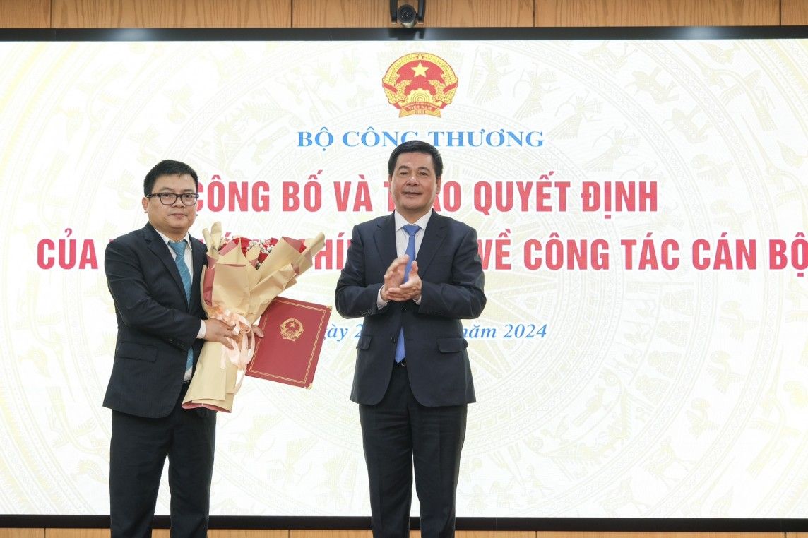 Bộ trưởng Bộ Công Thương Nguyễn Hồng Diên đã trao Quyết định và tặng hoa chúc mừng tân Thứ trưởng Bộ Công Thương Trương Thanh Hoài. Ảnh: MOIT