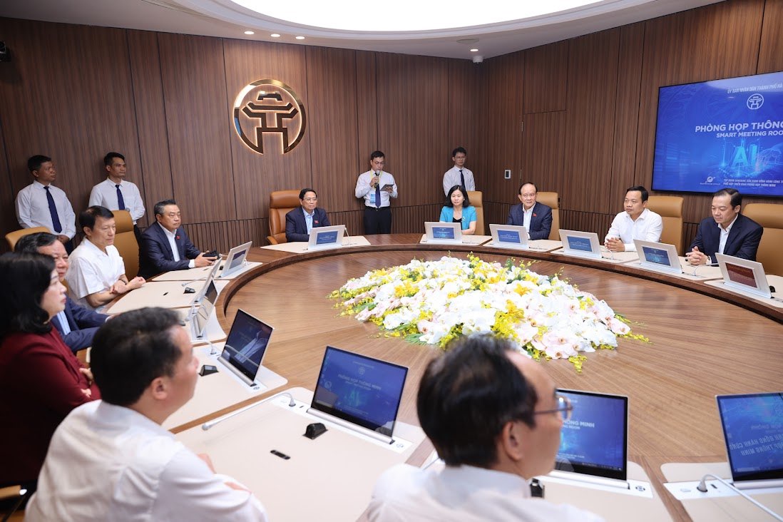 Thủ tướng Chính phủ Phạm Minh Chính và các đại biểu trải nghiệm các ứng dụng phòng họp thông minh của TP Hà Nội. Ảnh: VGP