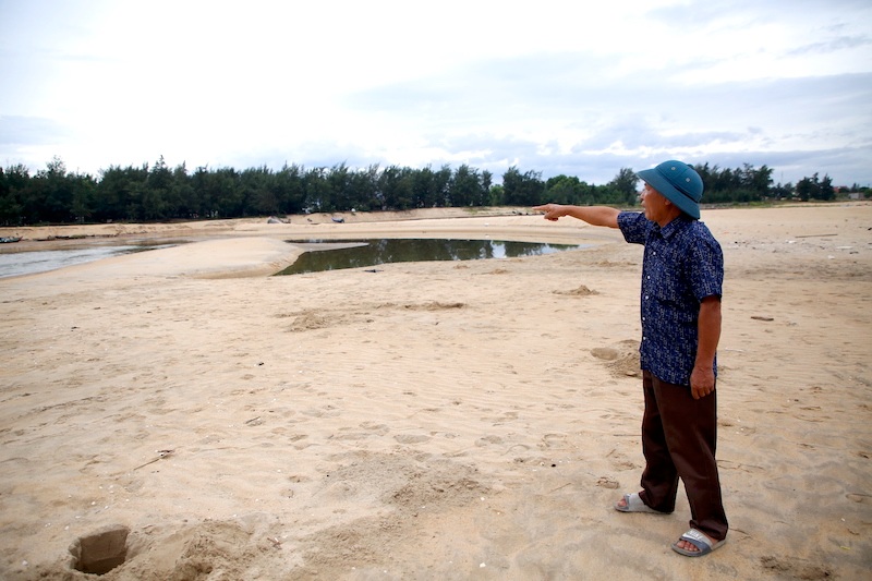 Ngư dân Nguyễn Thăng Long chia sẻ khó khăn khi cửa sông bị bồi lấp. Ảnh: Công Sáng