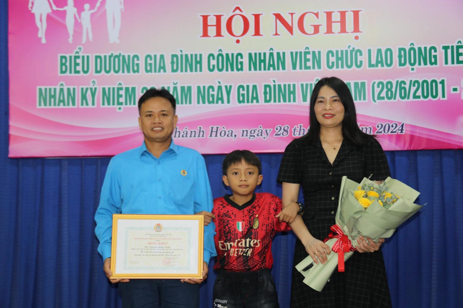 Gia đình đại tá Nguyễn Quốc Tuấn chỉ biết động viên nhau xây dựng gia đình, nỗ lực công tác qua điện thoại vì điều kiện công tác xa nhà. Ảnh: Phương Linh