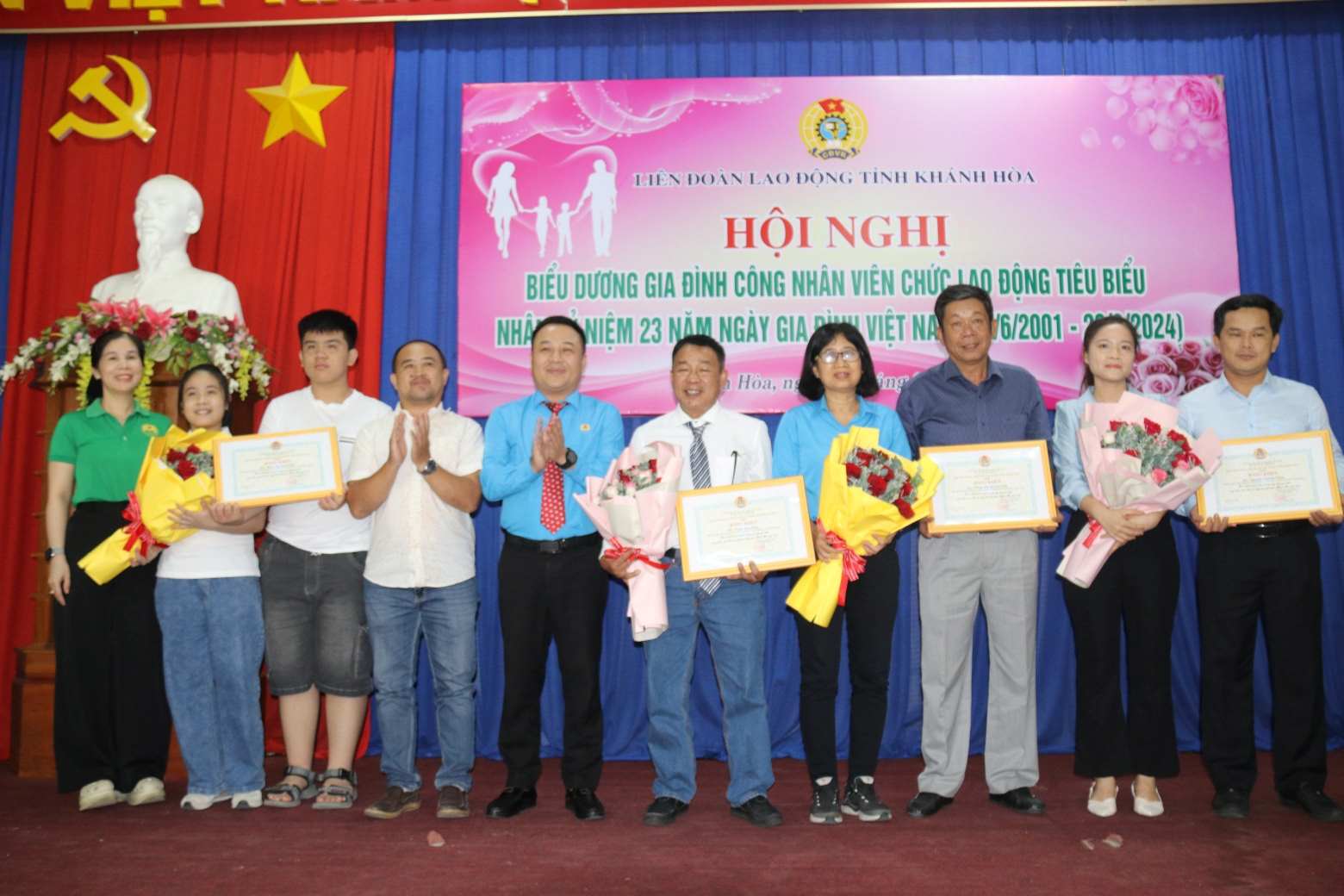 Ngày Gia đình Việt Nam, LĐLĐ Khánh Hòa tặng bằng khen cho 22 gia đình công nhân viên chức lao động tiêu biểu. Ảnh: Phương Linh