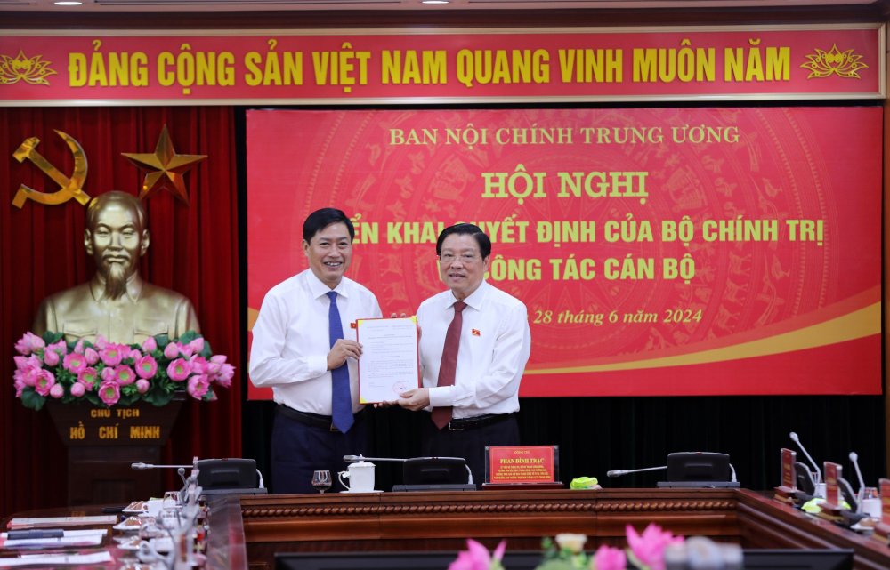 Ủy viên Bộ Chính trị, Bí thư Trung ương Đảng, Trưởng Ban Nội chính Trung ương Phan Đình Trạc trao quyết định điều động, bổ nhiệm Phó Trưởng Ban Nội chính Trung ương cho ông Nguyễn Hữu Đông. Ảnh: Đặng Phước