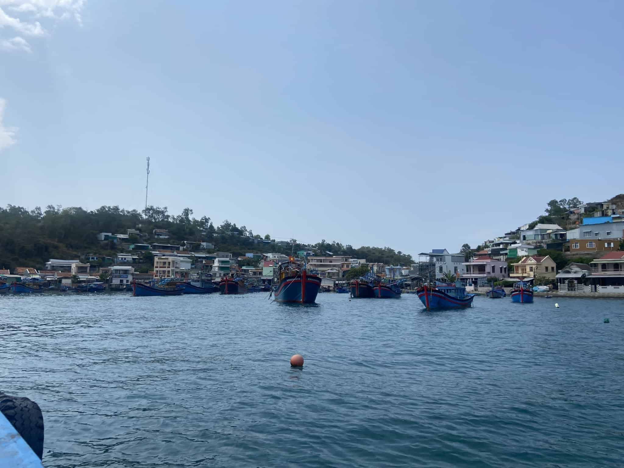 Công ty cấp nước đang thuê thợ lặn để khắc phục vỡ đường ống cấp nước sạch cho đảo Trí Nguyên. Ảnh: Hữu Long 