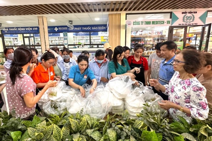 Hơn 100 suất cơm “0 đồng” cho bệnh nhân nhân ngày Gia đình Việt Nam. Ảnh: Sông Hàn