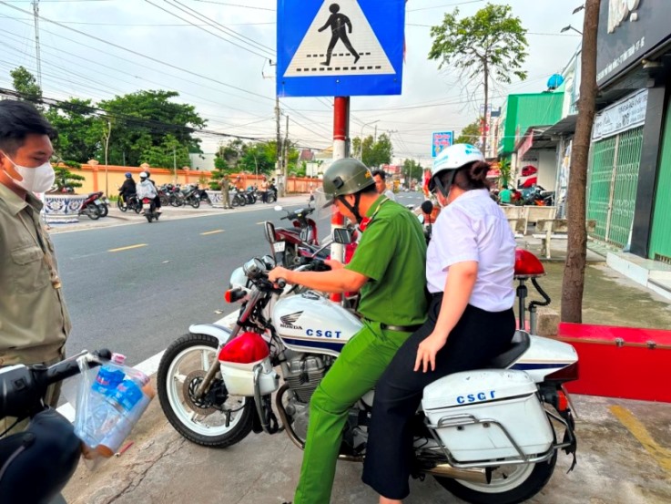 Em thí sinh ở huyện Vĩnh Thuận được Cảnh sát giao thông đưa về lấy hồ sơ. Ảnh: Công an Kiên Giang