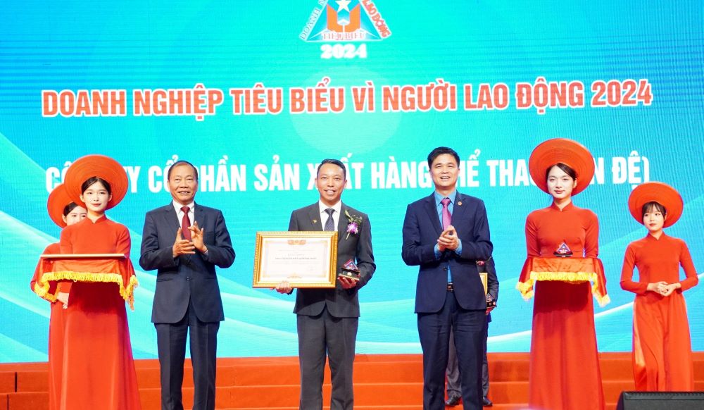 Công ty Tân Đệ lần thứ 4 liên tiếp được vinh danh là "Doanh nghiệp tiêu biểu vì người lao động". Ảnh: Nam Hồng