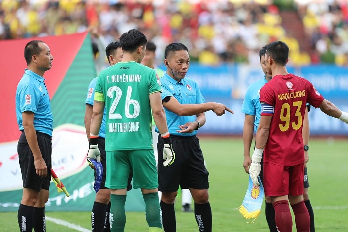 Trận đấu giữa Thép Xanh Nam Định và Khánh Hoà có đến 3 bàn thắng bị từ chối khi các trợ lí...nhanh tay báo việt vị. Ảnh: VPF 