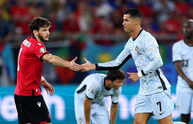 Siêu sao Ronaldo vẫn chưa thể toả sáng trên nước Đức dù tuyển Bồ Đào Nha giành vé vào vòng 1/8. Ảnh: UEFA 