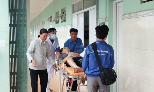 Em Trần Tuấn Anh bị tai nạn gãy chân không thể tiếp tục thi tốt nghiệp. Ảnh: Hồ Đức
