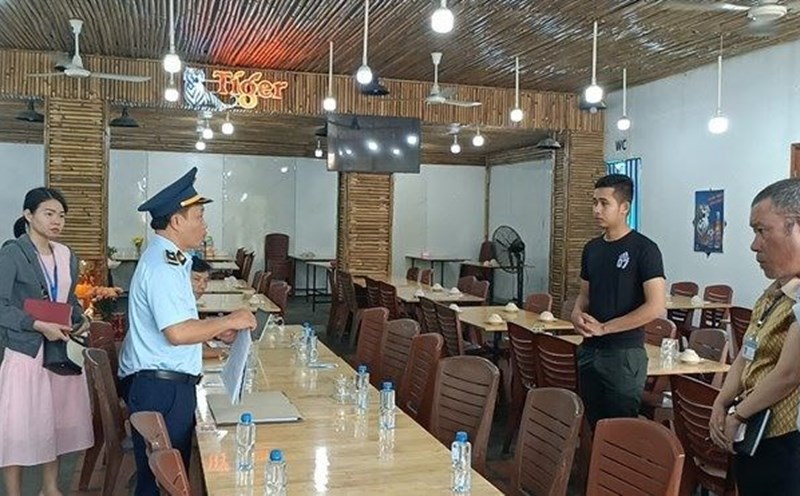 Đầu năm 2024, Chủ hộ kinh doanh Thạnh Sương, địa chỉ 102 Trần Phú, Nha Trang từng bị xử phạt vì treo biển hiệu không rõ thông tin. Ảnh: Hữu Long