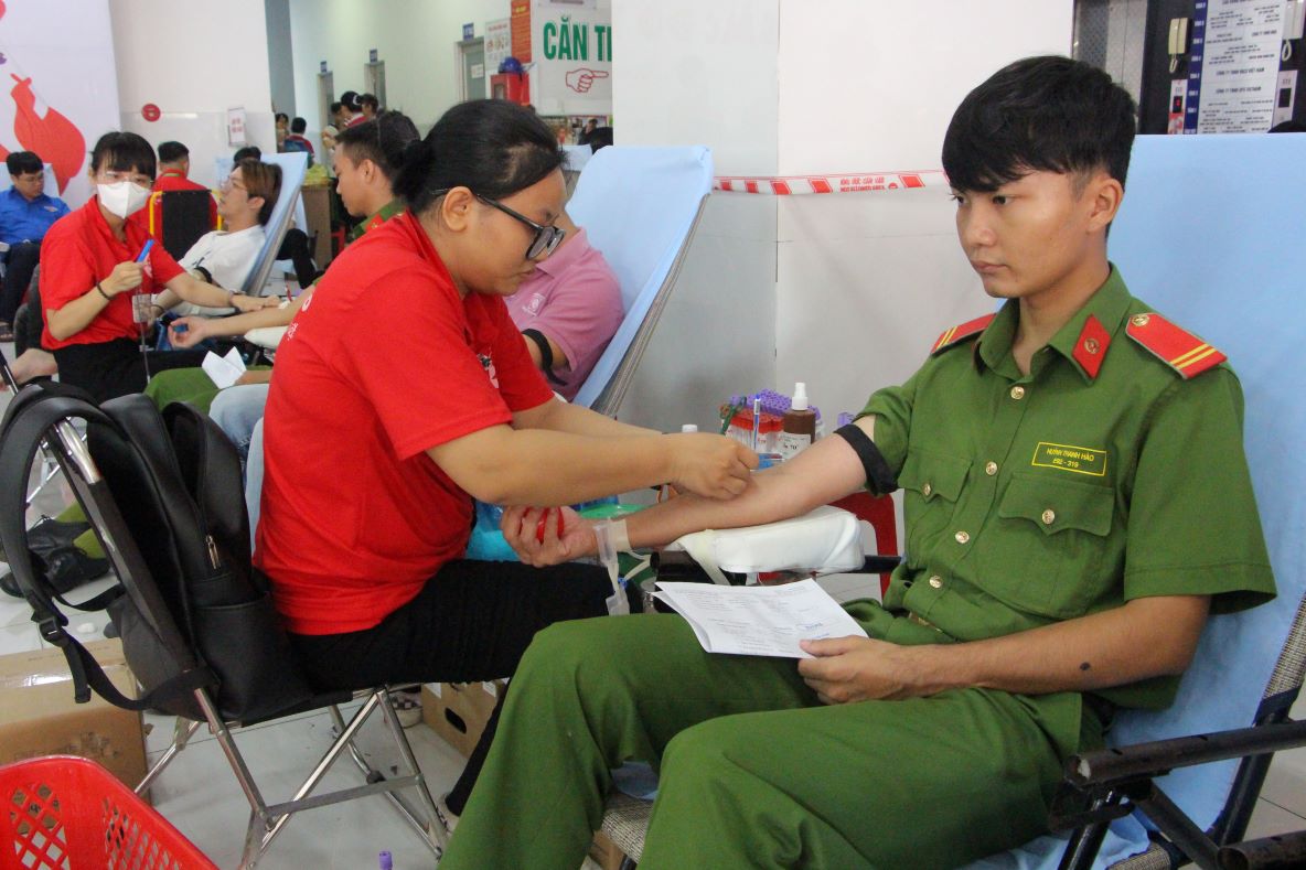 Lực lượng vũ trang cũng tích cực tham gia hiến máu. Ảnh: Tạ Quang