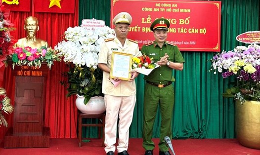 Thiếu tướng Mai Hoàng, Phó Giám đốc Công an TPHCM trao quyết định cho Trung tá Nguyễn Thành Hưng, tân Trưởng phòng PC03. Ảnh: Công an
