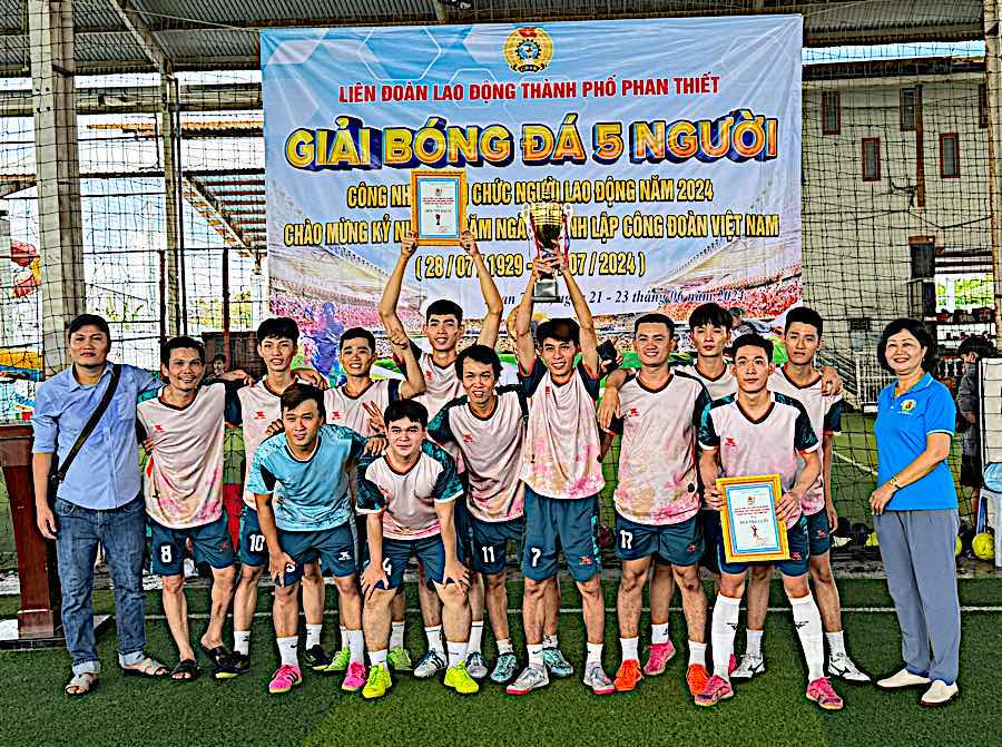 Giải bóng đá 5 người cho công nhân viên chức lao động do LĐLĐ TP Phan Thiết tổ chức. Ảnh: Duy Tuấn 