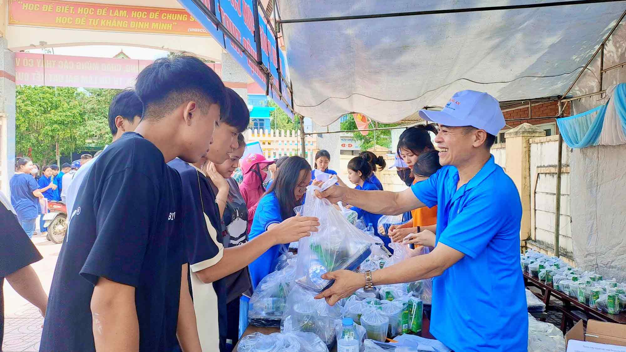 Các thầy cô Trường THPT Quế Phong tặng cơm cho thí sinh dự thi tốt nghiệp THPT năm 2024. Ảnh: Anh Tuấn