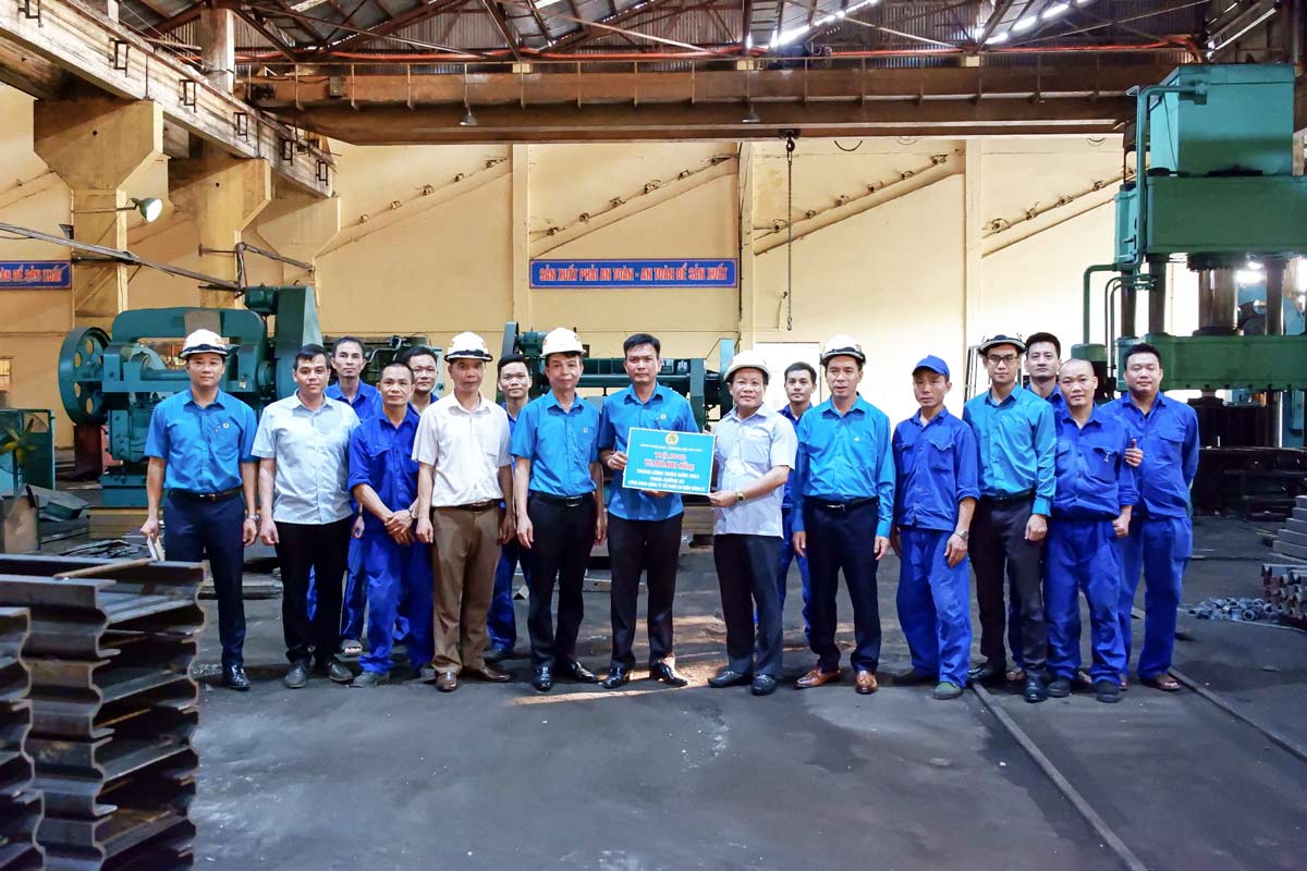 Công đoàn Than - Khoáng sản Việt Nam thăm tặng quà tổ đội sản xuất Công ty Cơ điện Uông Bí. Ảnh: Công đoàn TKV