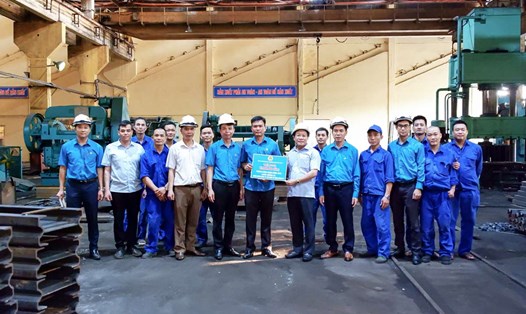 Công đoàn Than - Khoáng sản Việt Nam thăm tặng quà tổ đội sản xuất Công ty Cơ điện Uông Bí. Ảnh: Công đoàn TKV