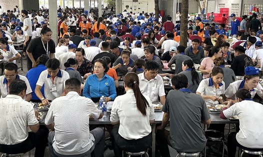 Hơn 800 công nhân lao động tham dự bữa cơm Công đoàn do Liên đoàn Lao động thành phố Hồng Ngự phối hợp với doanh nghiệp tổ chức. Ảnh: Mỹ Hòa