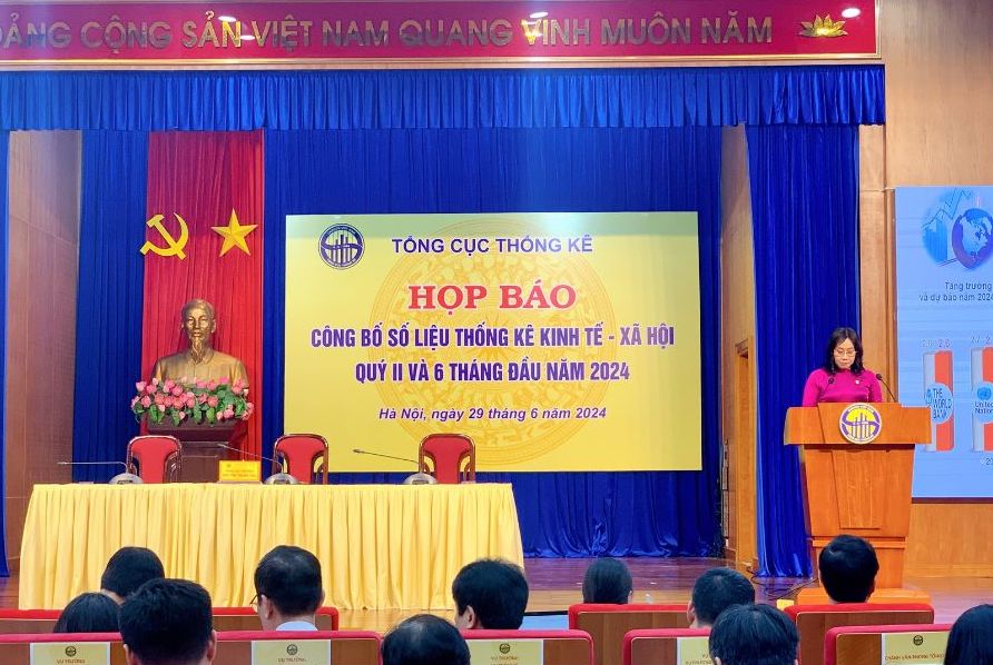 Tổng cục trưởng Tổng cục Thống kê Nguyễn Thị Hương thông tin về số liệu lạm phát tại buổi họp báo. Ảnh: Phương Anh  