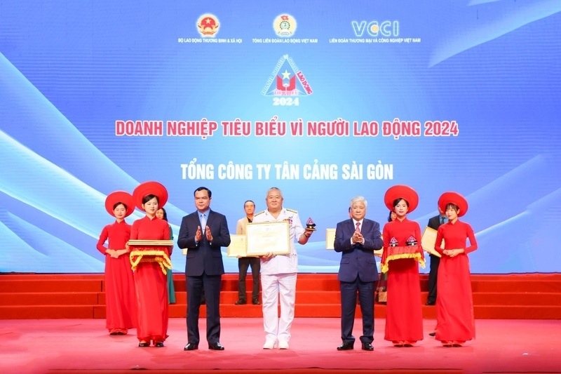 Đại tá Phùng Ngọc Minh, Phó Tổng Giám đốc Tổng công ty Tân cảng Sài Gòn nhận danh hiệu “Doanh nghiệp tiêu biểu vì người lao động”. Ảnh: LĐO  