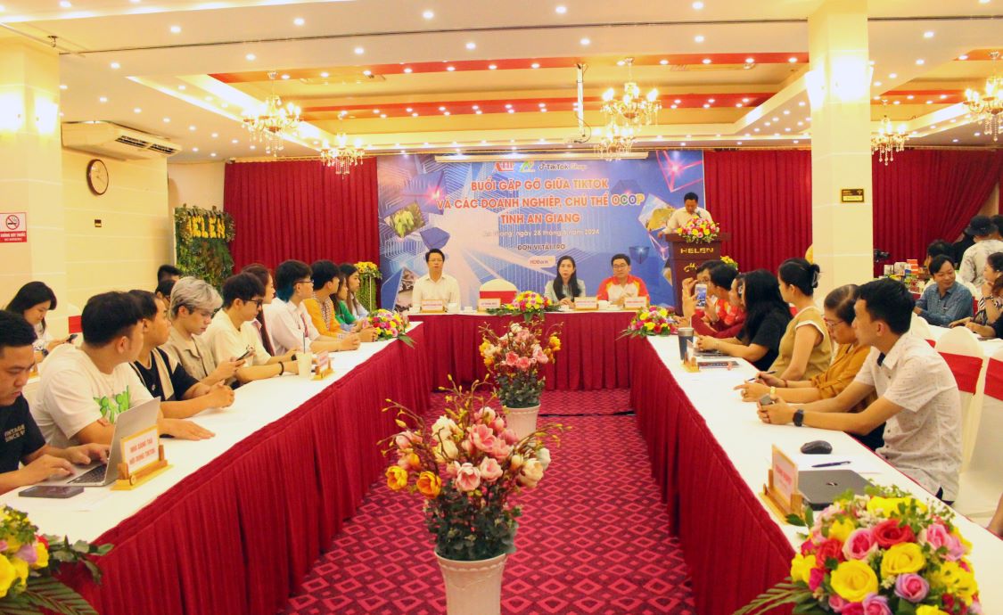 Quang cảnh buổi gặp gỡ giữa TikTok và các doanh nghiệp, chủ thể OCOP tỉnh An Giang. Ảnh: Lâm Điền