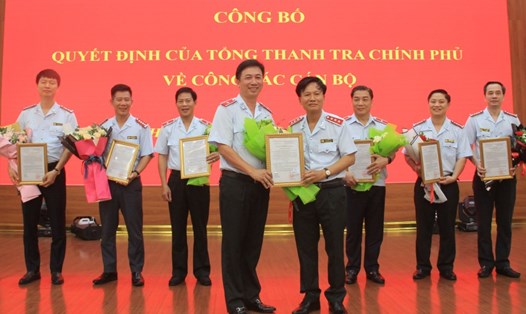 Phó Tổng Thanh tra Chính phủ Bùi Ngọc Lam (bên phải) trao các quyết định điều động, bổ nhiệm 7 cán bộ quản lý. Ảnh: Thanh tra Chính phủ
