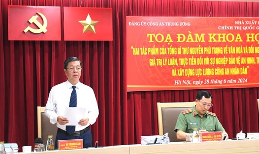 PGS.TS Vũ Trọng Lâm phát biểu giới thiệu nội dung hai tác phẩm của Tổng Bí thư Nguyễn Phú Trọng. Ảnh: Bộ Công an
