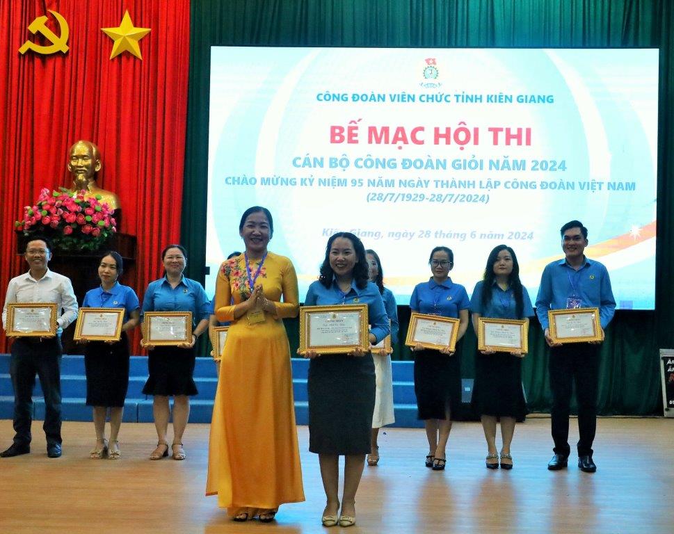 Thí sinh Nguyễn Thị Mai Hiên - CĐCS Bảo hiểm xã hội tỉnh đạt giải nhất cá nhân. Ảnh: Mỹ Linh