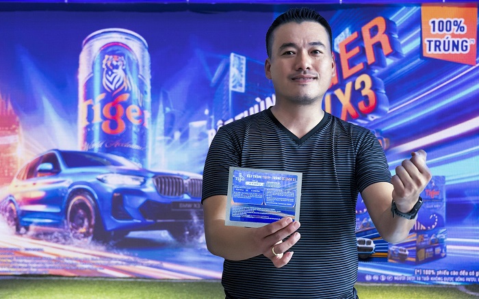 Anh Thuận vẫn chưa hết bàng hoàng khi tận tay cào được dòng chữ “01 xe BMW X3”. Ảnh: Tiger Beer