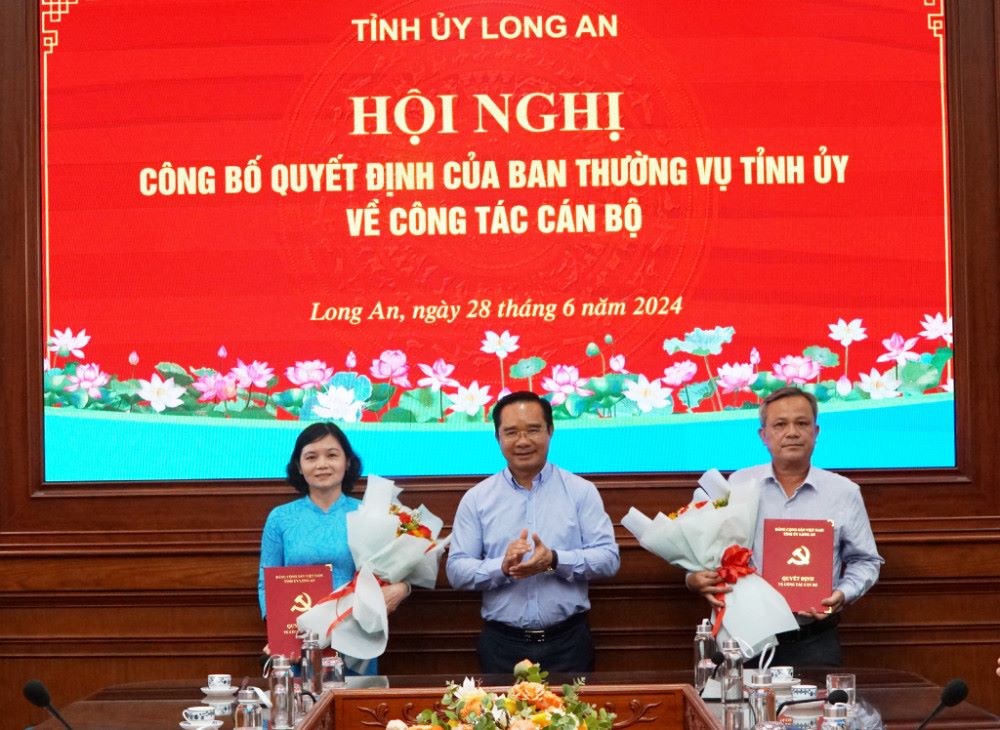 Bí thư Tỉnh ủy, Chủ tịch HĐND tỉnh Long An Nguyễn Văn Được (giữa) trao quyết định cho đồng chí Phan Thị Xuân Lan và đồng chí Nguyễn Quốc Khánh. Ảnh: An Long