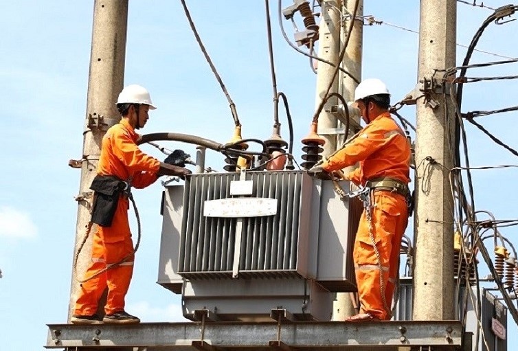 Nhân viên điện lực Đắk Nông kiểm tra một hệ thống lưới điện trên địa bàn. Ảnh: PC Đắk Nông
