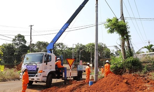 Điện lực tỉnh Đắk Nông đang triển khai nhiều biện pháp đảm bảo an toàn cho người dân trong mùa mưa bão. Ảnh: PC Đắk Nông