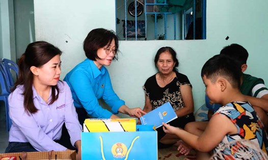 Bà Đinh Thị Thanh Hà (thứ 2 từ trái) trao quà đến con công nhân lao động nhân Tháng hành động vì trẻ em 2024. Ảnh: Trà Vân