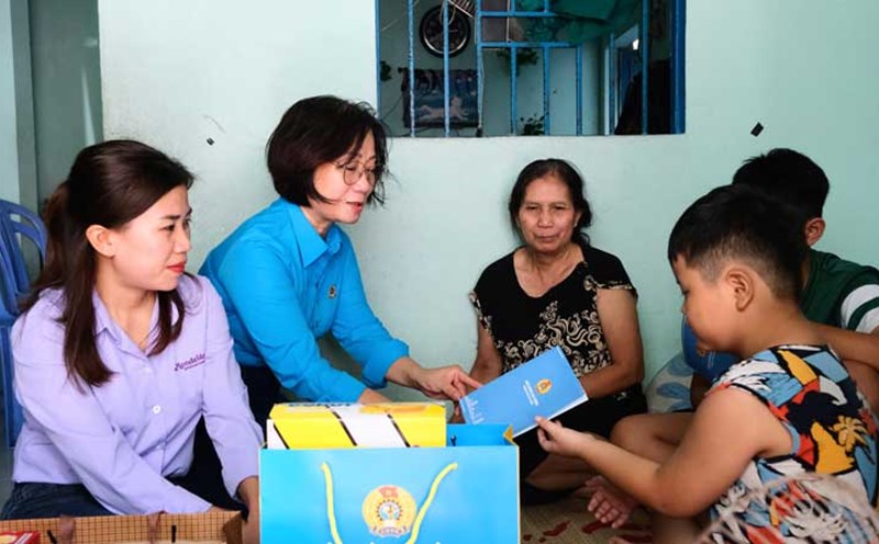 Bà Đinh Thị Thanh Hà (thứ 2 từ trái) trao quà đến con công nhân lao động nhân Tháng hành động vì trẻ em 2024. Ảnh: Trà Vân