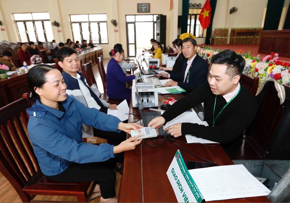 Người dân trên địa bàn tỉnh Ninh Bình nhận nguồn vốn giải ngân ngay tại Điểm giao dịch xã. Ảnh: NHCSXH