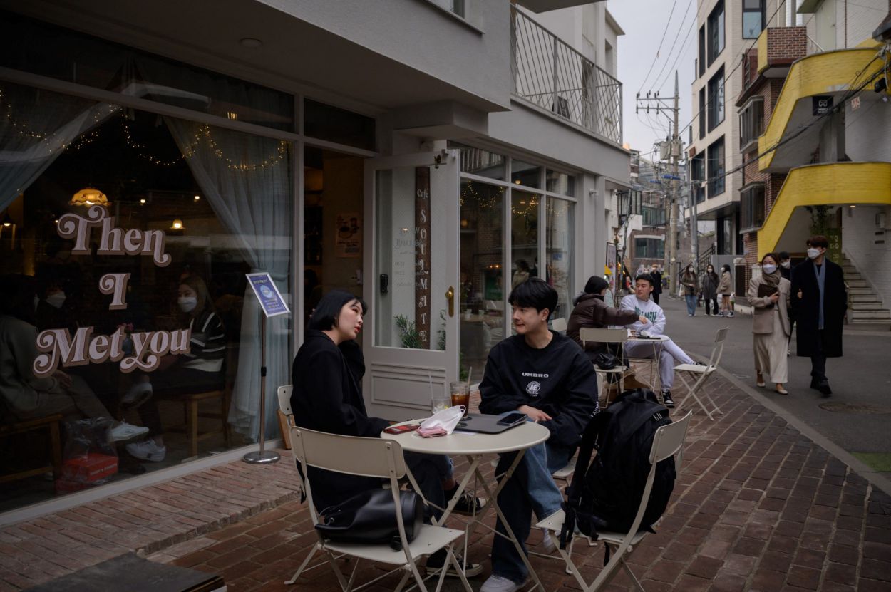 Một cặp đôi ngồi tại quán cà phê ở Seoul, Hàn Quốc. Ảnh: AFP
