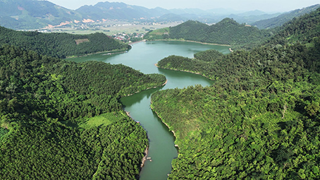 Hồ Vai Miếu xanh trong ở xã Ký Phú. Ảnh: Quang Minh