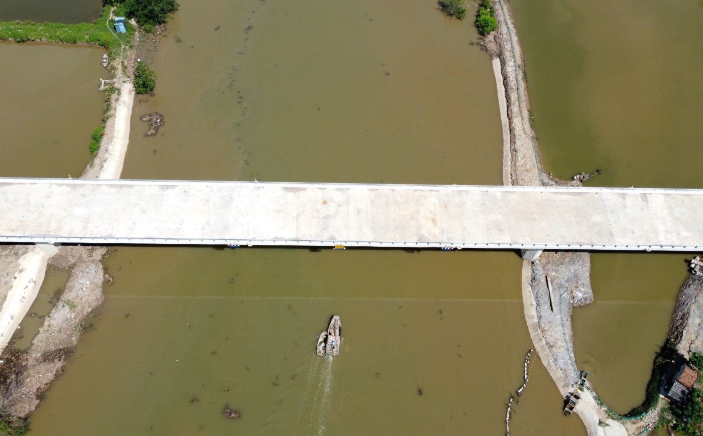 Cây cầu này nối xã Hòa Lộc (của huyện Hậu Lộc) và xã Hoằng Yến (của huyện Hoằng Hóa). Ảnh: Quách Du