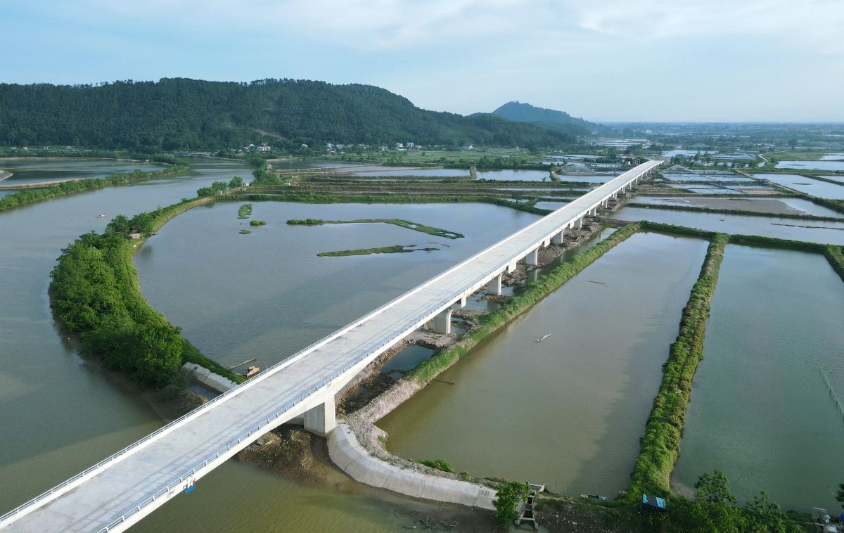 Cầu Lạch Trường là một trong những hạng mục thuộc Dự án xây dựng tuyến đường ven biển Nga Sơn - Hoằng Hóa. Đây được xem là cây cầu vượt cạn dài nhất xứ Thanh tính đến thời điểm hiện tại. Ảnh: Quách Du