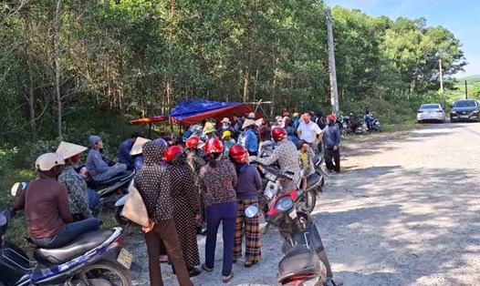 Nhiều người dân thôn Đông Xuân tập trung phản đối trại lợn HTX Nông nghiệp và dịch vụ tổng hợp Hoàng Phát. Ảnh: Trần Tuấn.