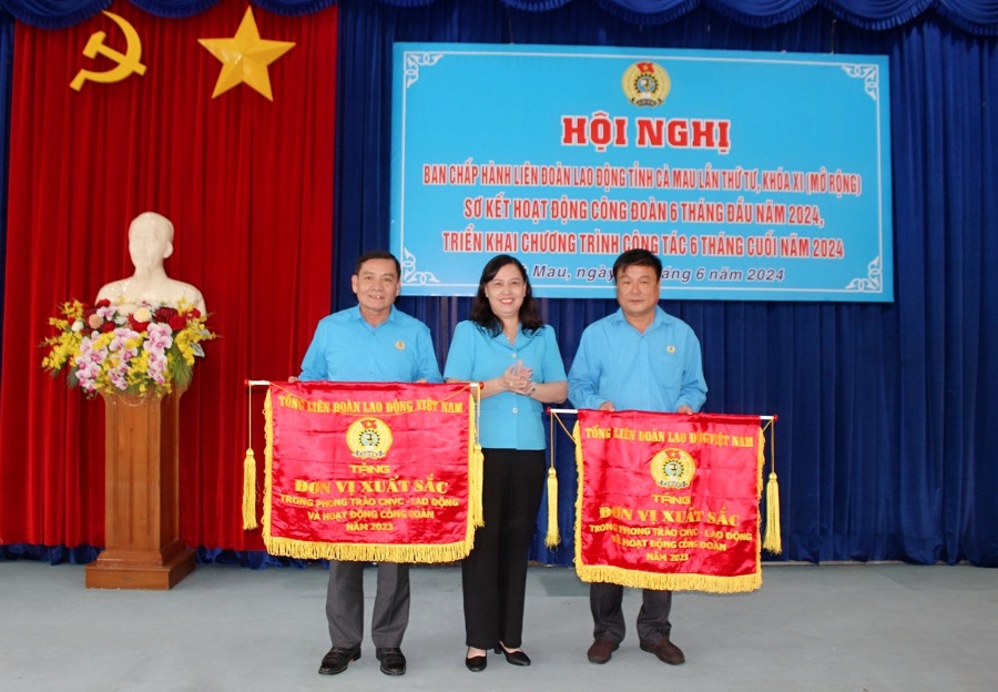 Chủ tịch LĐLĐ tỉnh Cà Mau Huỳnh Út Mười trao Cờ thi đua của Tổng LĐLĐ Việt Nam cho 2 tập thể có thành tích xuất sắc trong phong trào CNVCLĐ và hoạt động Công đoàn năm 2023. Ảnh: Thiệu Vũ