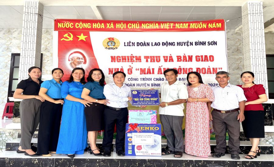 Ông Nguyễn Phúc Nhân - Chủ tịch Liên đoàn Lao động tỉnh Quảng Ngãi (đứng thứ 5 từ trái sang) - trao hỗ trợ xây nhà Mái ấm Công đoàn tại huyện Bình Sơn. 
Ảnh: Liên đoàn Lao động tỉnh Quảng Ngãi