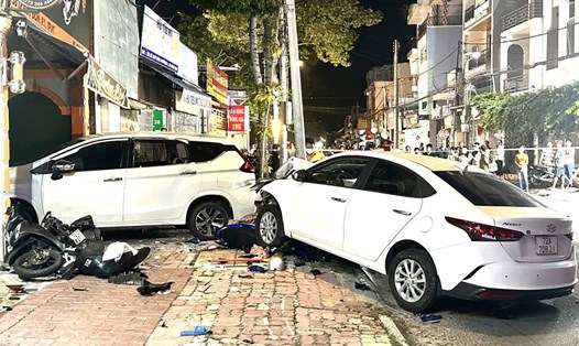 Hiện trường vụ tai nạn giao thông ở Vũng Tàu, khi ôtô tông hàng loạt người và xe máy đêm 27.6. Ảnh: Thành An