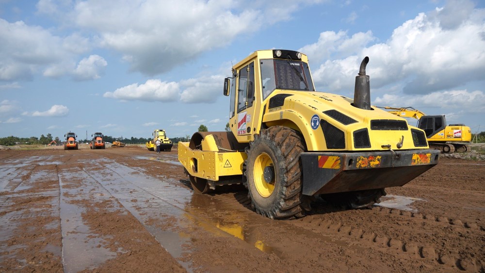 Đơn vị thi công lu nền cao tốc khu vực ĐBSCL. Ảnh: Tạ Quang