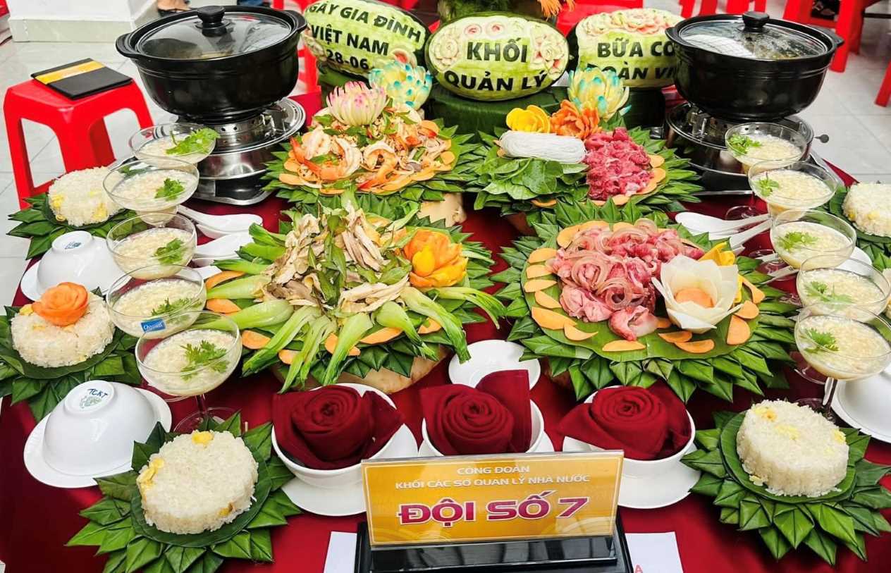 Bữa cơm gia đình do đoàn viên Công đoàn Viên chức Khánh Hòa chuẩn bị. Ảnh: Thu Anh