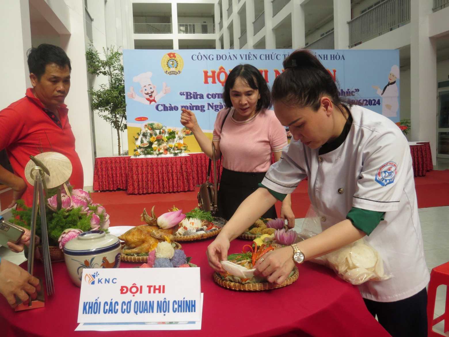 Các đội tham gia thi tài nấu bữa cơm gia đình cho 10 người. Ảnh: Phương Linh