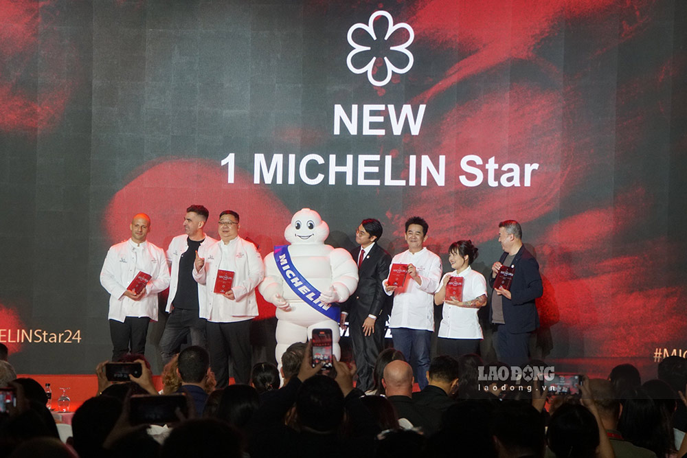 Đại diện các nhà hàng tại Hà Nội, Đà Nẵng, TPHCM nhận giải thưởng 1 sao Michelin tại TPHCM ngày 27.6. Ảnh: Thanh Chân